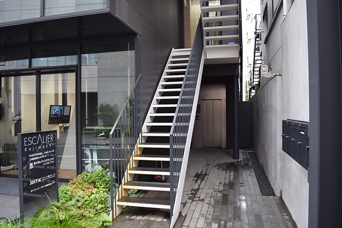 階段奥のエレベーターへ
