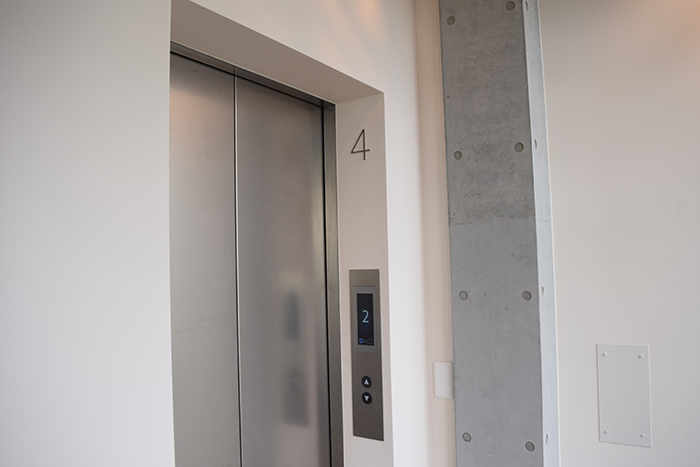 4階で降りるとすぐに受付がございます